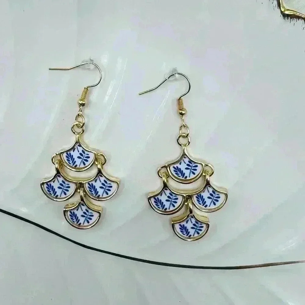 Chinese Style Floral Pattern Earrings - Picture 2 of 4